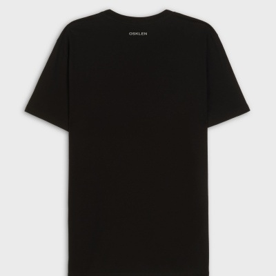 T-shirt preta com texto 'OSKLEN' na parte de trás perto da gola