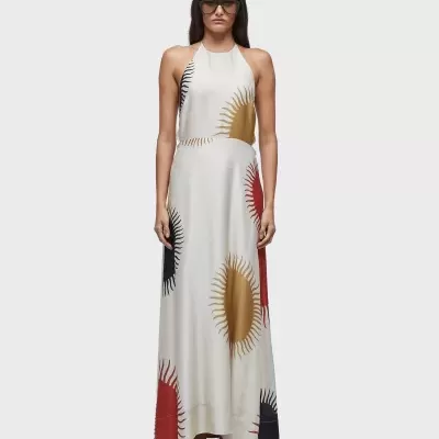 Vestido longo branco com padrão de círculos solares coloridos e alças finas