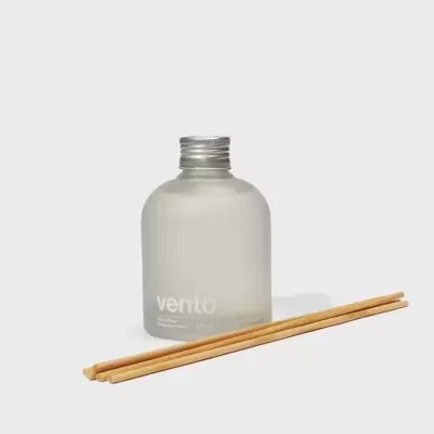 Garrafas de vidro fosco com tampa metálica e palitos de difusor de aroma