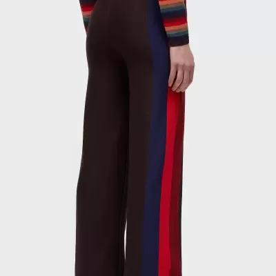Calças largas pretas com faixas azuis e vermelhas nas laterais