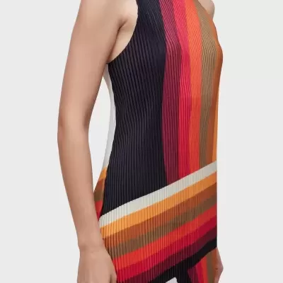 Vestido canelado com riscas coloridas e gola alta