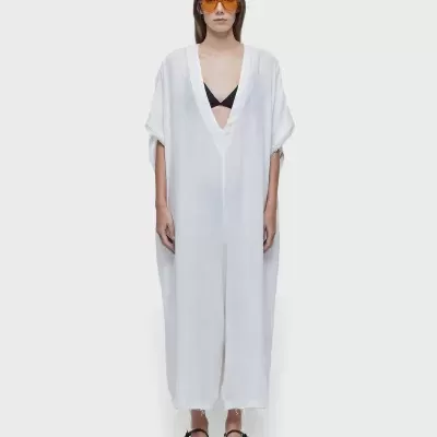 Túnica branca com decote em V e mangas largas
