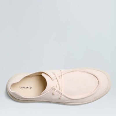 Sapato casual bege claro com atacadores finos e marca OSKLEN no interior