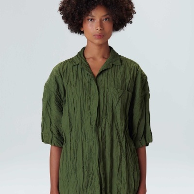 Camisa feminina verde musgo com textura amassada e gola de camisa