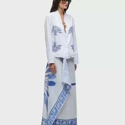 Conjunto feminino branco com estampas azuis de palmeiras, com camisa e saia longa