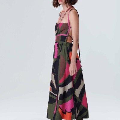 Vestido longo colorido com padrão geométrico usado por mulher com meias e sapatos brancos