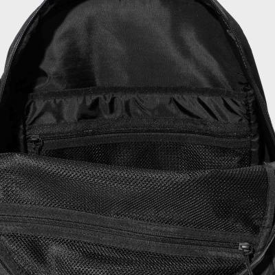 Interior de mochila preta com vários bolsos e fechos de correr