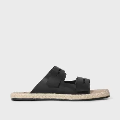 Sandália preta com palmilha bege clara e sola em ráfia