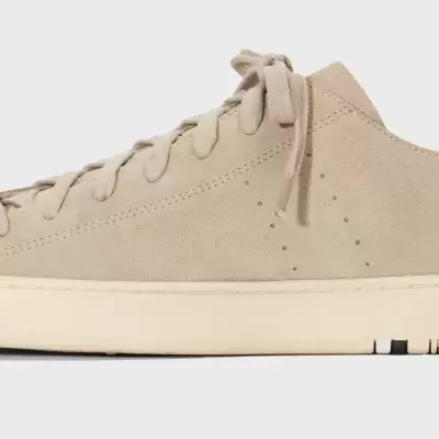 Ténis desportivo bege com sola branca e atacadores largos