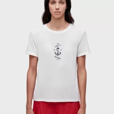 T-shirt branca com estampa azul e calças vermelhas texturizadas