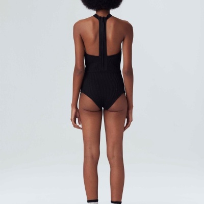 Fato de banho preto com alças e costas descobertas, visto de costas