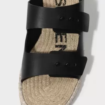 Sandália preta com sóla de corda clara e tiras em pele