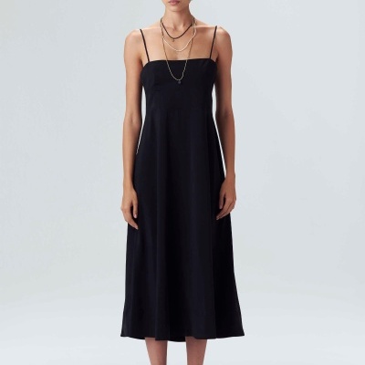 Vestido midi preto de alças finas com sandálias pretas e colares dourados