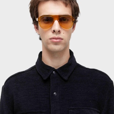 Homem com óculos de sol âmbar e t-shirt preta texturizada
