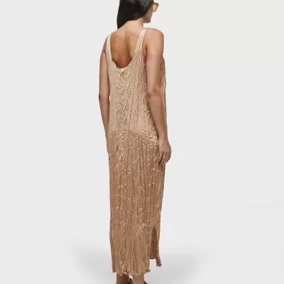vestido comprido bege enrugado vista traseira