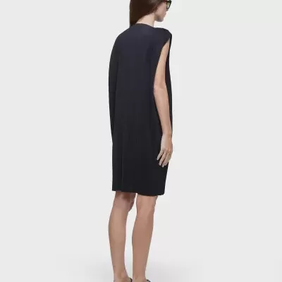 Vestido preto sem mangas comprimento médio