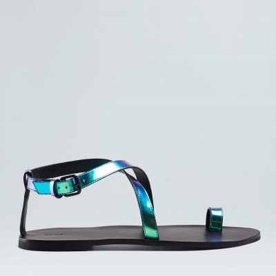 Sandália rasa com tiras metálicas azuis e verdes e sola preta plana