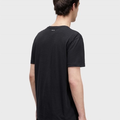 Camiseta preta de manga curta vista de costas com marca OSKLEN na gola