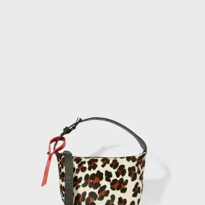 Mala pequena com padrão animal e alça preta