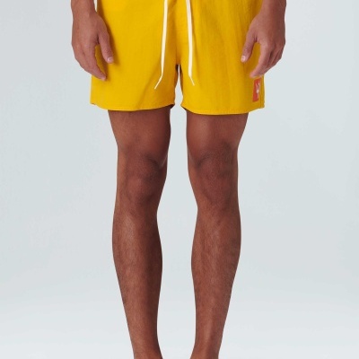 Calções de banho amarelos com cintura azul e cordão branco