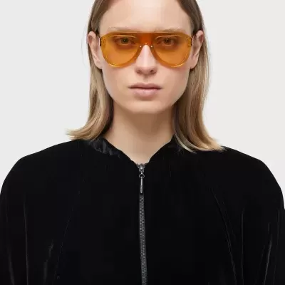 Óculos de sol com lentes laranja translúcidas e armação âmbar alaranjada