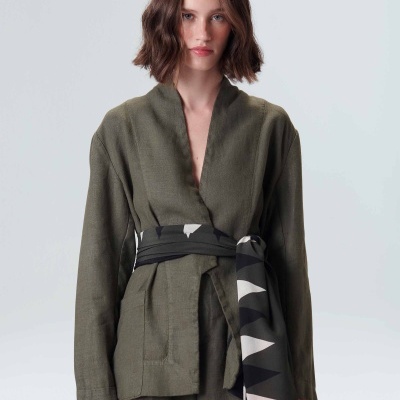 Casaco verde-oliva com cinto preto estampado em fundo branco