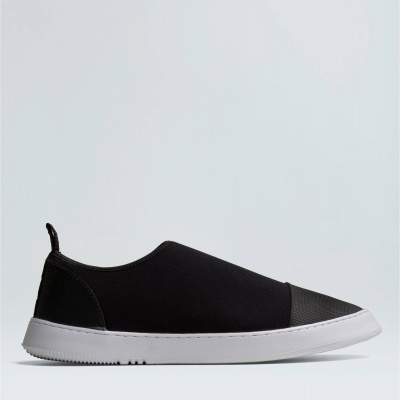 Ténis slip-on preto com sola branca e parte frontal texturizada