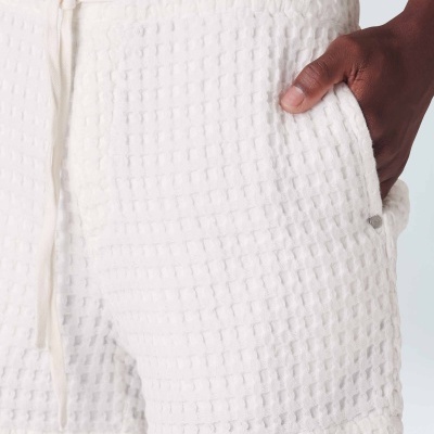 Calções brancos texturizados com bolso lateral