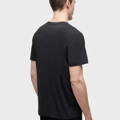 Camiseta preta de manga curta vista de costas