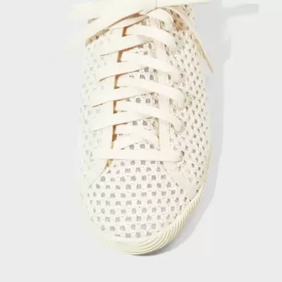 Ténis branco de rede com atacadores brancos