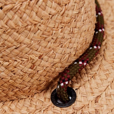 Chapéu de palha trançada com cordão multicolorido preso por ilhó preto