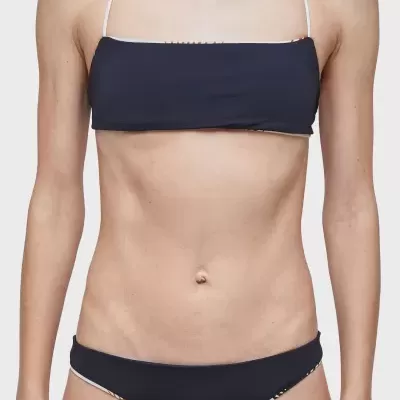 Biquíni preto estilo faixa com alças finas em fundo branco