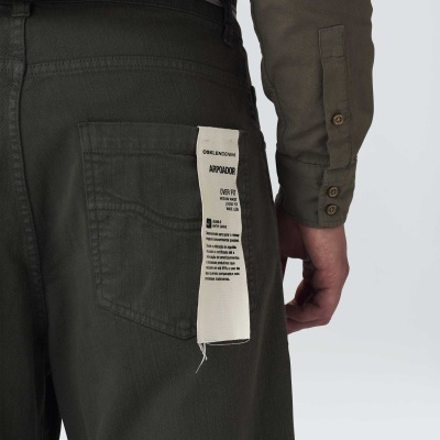 Calças verde-escuro com etiqueta branca e camisa verde-oliva