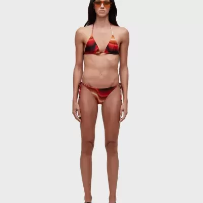 Biquíni listrado vermelho, laranja e preto com tiras, óculos de sol castanhos e sandálias pretas