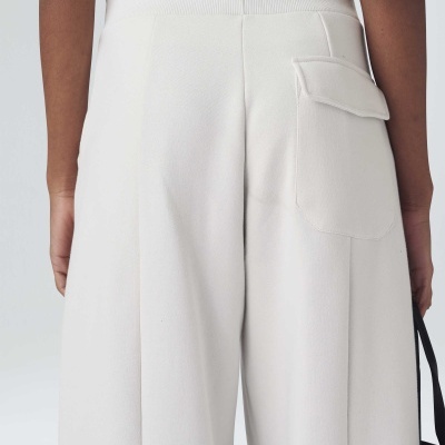 Calças brancas largas com bolso de aba na parte de trás