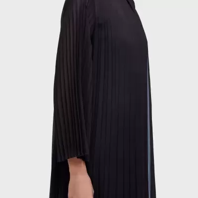 Vestido feminino preto plissado com gola alta e mangas compridas, com saia branca plissada por baixo.