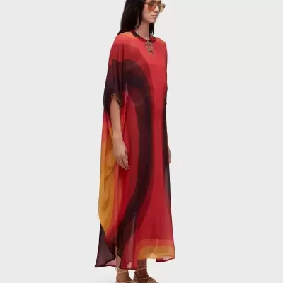 Vestido longo colorido abstrato com óculos e calçado bege