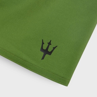 Pano verde com logótipo preto de tridente