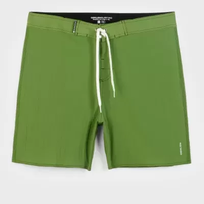 Calções de banho verdes com cordão branco e etiqueta interna visível