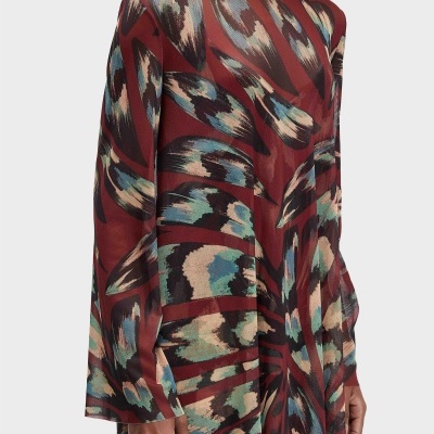 Blusa feminina manga comprida com padrão abstracto colorido e gola alta.