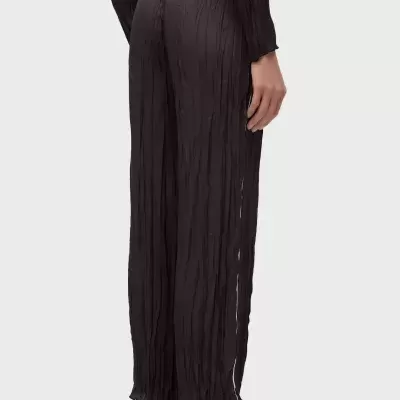 Calças pretas texturizadas com sandálias castanhas