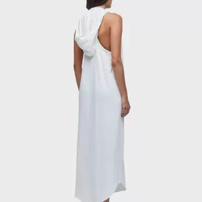 Vestido comprido branco com capuz visto de costas