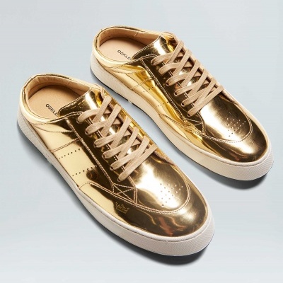 Sapatilhas metálicas douradas com atacadores bege e sola branca
