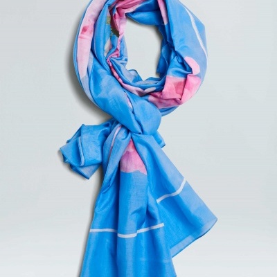 Lenço azul com padrão rosa e detalhes em branco enrolado