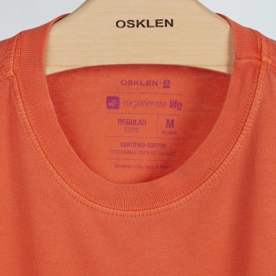 Camisola cor de laranja com gola redonda e etiquetas interiores com texto impresso