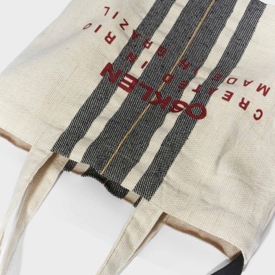 Saco de tecido cru com riscas e texto vermelho impresso