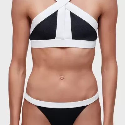 Biquíni preto e branco com alças cruzadas.
