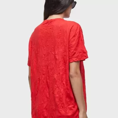 T-shirt vermelha feminina texturizada vista de costas