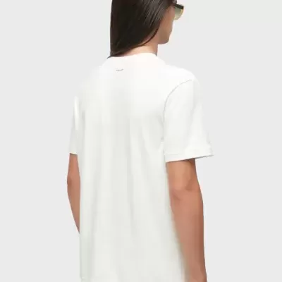 Pessoa de costas a usar t-shirt branca com texto OSKLEN na parte superior