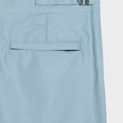 Calça azul claro com bolso e fecho ajustável lateral